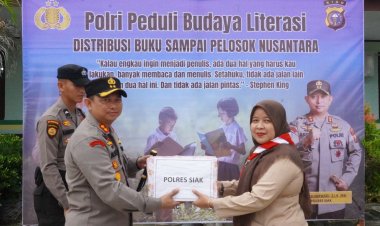 Polri Peduli Budaya Literasi, Polres Siak Bagikan Buku Kepada Pelajar di Kecamatan Dayun
