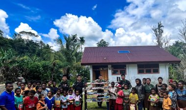 Keceriaan Anak-Anak Perbatasan Papua Saat Disambangi Perpustakaan Keliling Satgas Yonif 122/Tombak Sakti