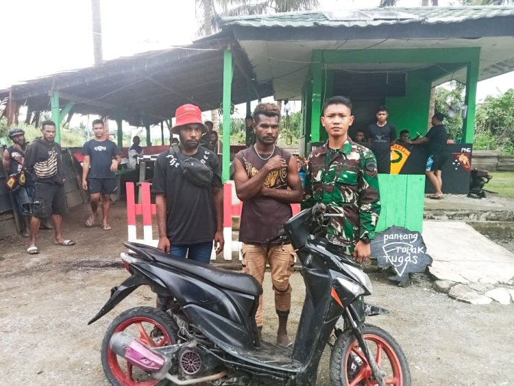 Satgas Yonif 122/TS Ringkus 2 Orang Tak Di Kenal Mengantisipasi adanya Penyelundupan Barang Ilegal Di Perbatasan Kampung Scofrolama