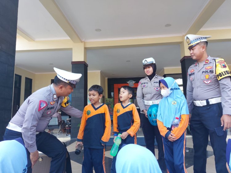 Polisi Sahabat Anak, Polres Pekalongan Digeruduk Anak-Anak SD IT PLUS Mutiara Umat Bojong