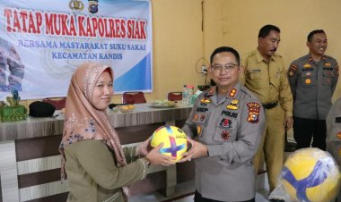 Kunjungi Masayarakat Sakai Kecamatan Kandis, AKBP Asep Sujarwadi, SIK, MSI Berikan Bantuan Helm SNI dan Alat alat Olahraga 