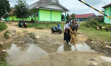 Kondisi Jalan Utama ke Sekolah SMPN-10 Rusak Parah Perlu Perhatian Pemerintah