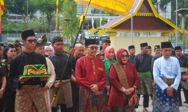LAMR SELENGGARAKAN TEPUK TEPUNG TAWAR KAJATI AKMAL ABBAS, S. H., M. H.