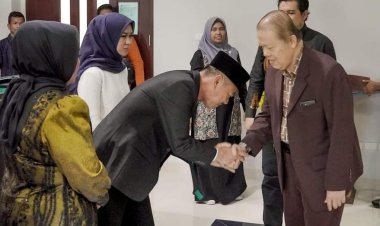 Bupati Rohil Lulus Ujian Tesis Magister S2 di UIR