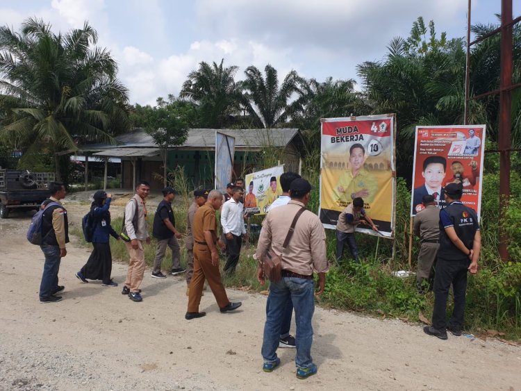Personil Polsek Sei Mandau Lakukan Pengamanan Penertiban Alat Peraga Sosialisasi (APS) yang dilaksanakan Oleh Panwascam Sungai Mandau