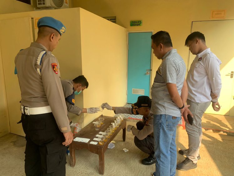 Propam Polres Pekalongan Menggelar Tes Urin untuk Anggota Satres Narkoba dan Turjawali Satlantas