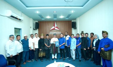 Diiringi Silat dan Kompang, HM Wardan Serahkan Formulir Pendaftaran Pilkada