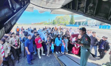 660 Warga Makassar dan Maros Antusias Ikuti Joy Flight Pesawat Hercules AU A-1330 dalam Peringatan Hari Bakti Ke-77 TNI AU