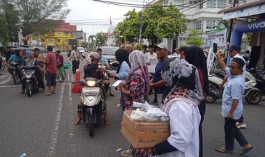 Relawan BiJaK Bermarwah Bagikan Takjil dan Souvenir untuk Dukung H. Bistamam dan Jhony Charles di Pilkada Rohil 2024