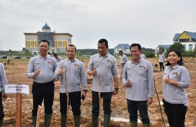Ketua DPRD Pekanbaru Hadiri Penanaman Bibit Pohon dalam Rangka Raker Komwil 1 APEKSI 2024