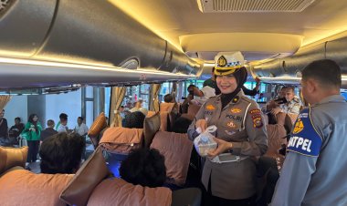 Tim Gabungan Bagikan 200 Paket Berbuka untuk Pemudik dan Driver Bus