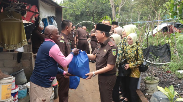 Gelar Bakti Sosial, Kejati Kepri dan IAD Salurkan Sembako ke Panti Asuhan Dan Warung Kurang Mampu