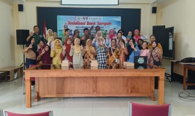 Warga Kemlayan Diedukasi Kelola Sampah Lewat Bank Sampah