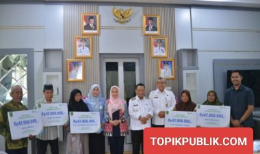 Bupati Rohil Serahkan Santunan BPJS, Aspirasi Karmila Sari