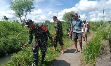 Babinsa dan Warga Bersihkan Irigasi Sawah di Karanggeneng