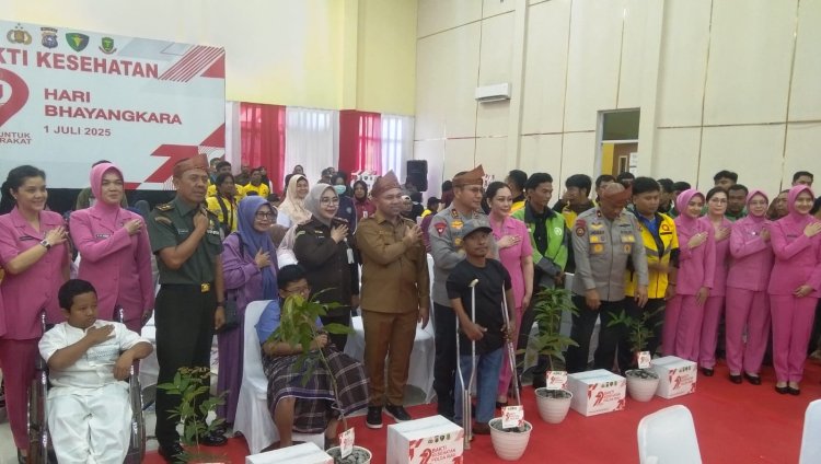 Gelar Kegiatan Bakti Kesehatan, Polda Riau Salurkan 1.000 Paket Sembako dan Beri Layanan Kesehatan Untuk Ribuan Warga