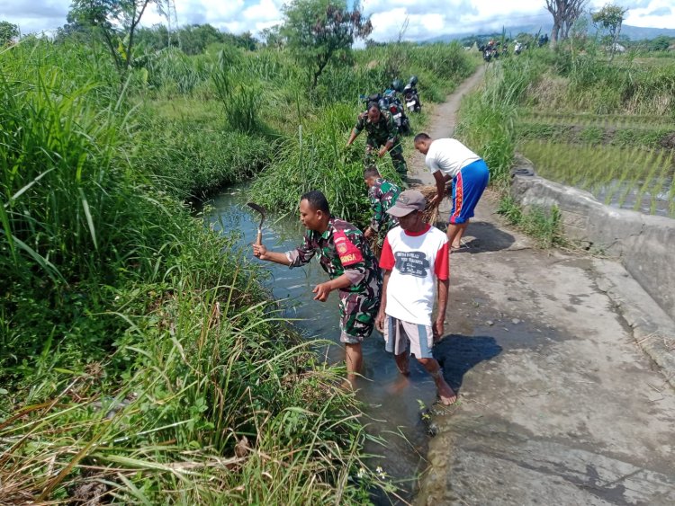 Babinsa dan Warga Bersihkan Irigasi Sawah di Karanggeneng