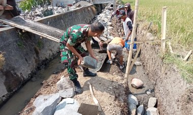 Babinsa dan Warga Bangun Irigasi Sawah di Banyudono