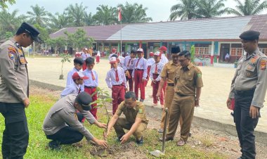 Gencarkan Program Green Policing, Kapolsek Lubuk Batu Jaya Ajak Siswa Cintai Lingkungan 