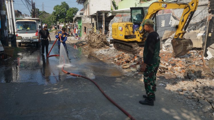 Satgas TMMD Ke-125 Gandeng Damkar Semprot Debu, Warga Surakarta Lega