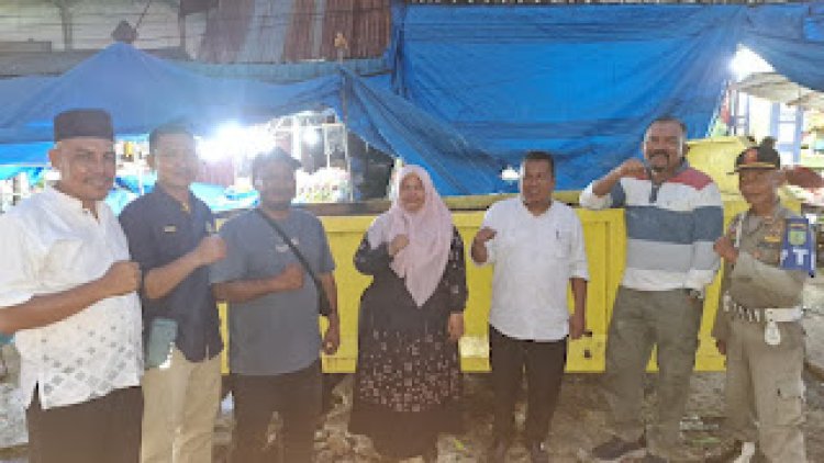DLH Rohil Tertibkan PKL dan Pasang Tempat Sampah di Pajak Lama Bagan Batu