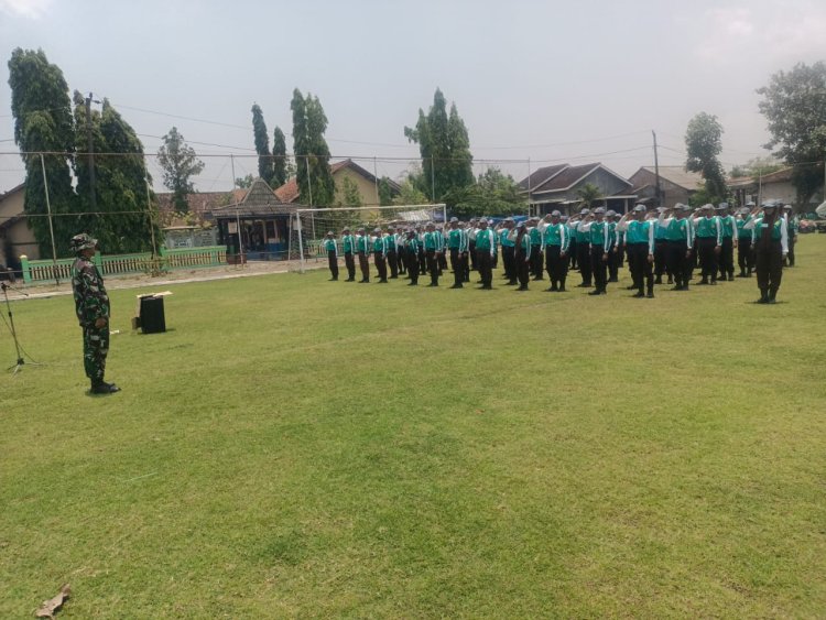 Babinsa Latih PBB dan Apel Sekolah di SMKN 1 Miri Sragen