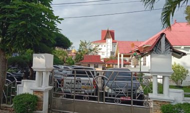 Puluhan Mobdin Bekas Terparkir di Mess Bupati Rohil, Warga: Apa Manfaatnya?