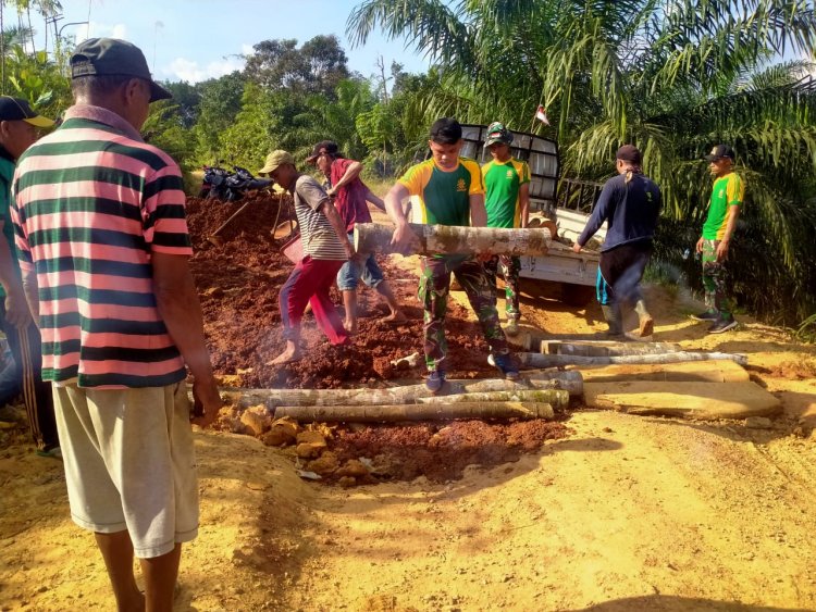 Manunggal Dengan Rakyat Satgas Pamtas RI - Mly Yonarmed 10/ Bradjamusti Bahu Membahu Dengan Masyarakat Bangun Jalan di Perbatasan