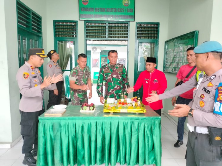 HUT TNI di Kecamatan Tualang di Meriahkan oleh Kapolsek dan Camat di Mako Koramil  04 Perawang