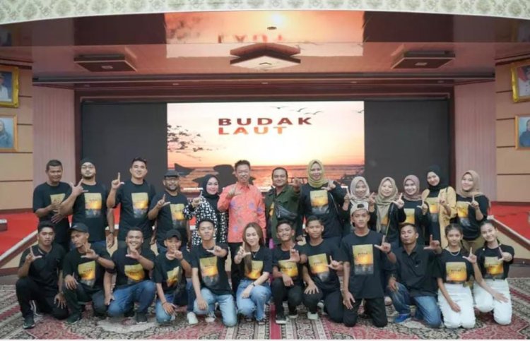 Bupati Rohil Afrizal Sintong Nobar Pemutaran Perdana Film 'Budak Laut' Karya Anak Negeri
