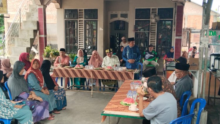 Peduli Pasca Kebakaran, Panglima RMB LHMR dan Penghulu Desa Tualang Serahkan Bansos 