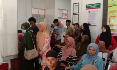 PASIEN PENUH SESAK DI RSUD SULIKI, PASIEN JOMPO JALUR CEPAT NGANTRI HINGGA 1 JAM BAHKAN LEBIH