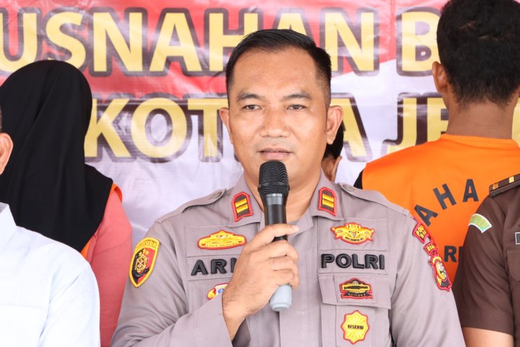 Kapolsek Sei Mandau Gelar Pemusnahan Barang Bukti Narkoba Langsung Dihalaman Polres Siak