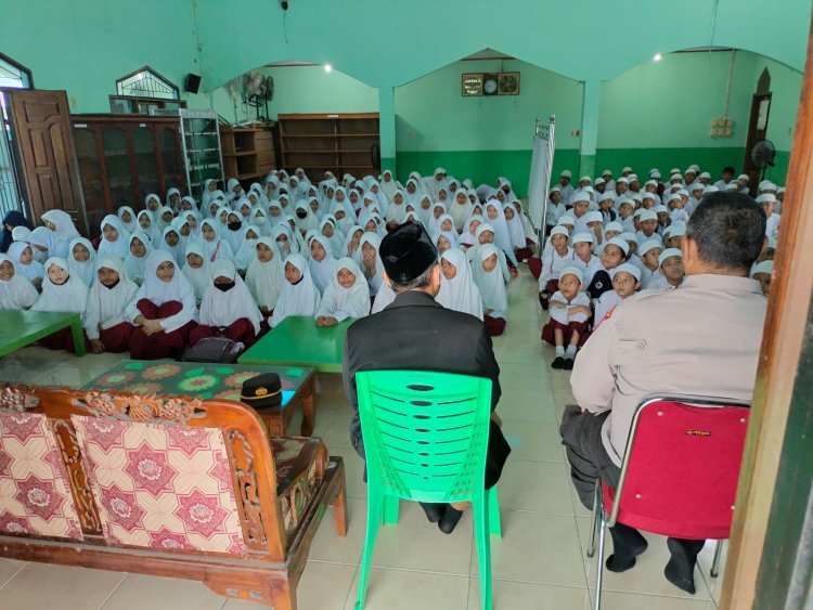 Ratusan Pelajar SDIT IMAM AHMAD Ikut Kegiatan Police Goes To School
