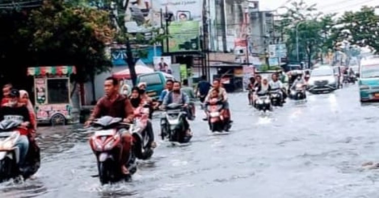 Diguyur Hujan Deras, Ribuan Rumah Dan Jalan Raya Di Medan Marelan Terendam Banjir