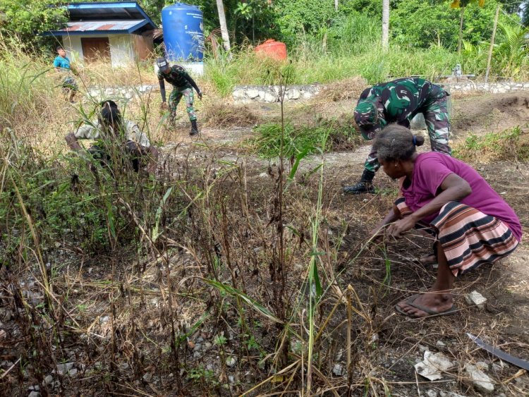 Satgas Pamtas RI-PNG Yonif 122/TS Gelar Karya Bhakti Bersama Masyarakat untuk Membersihkan Gereja