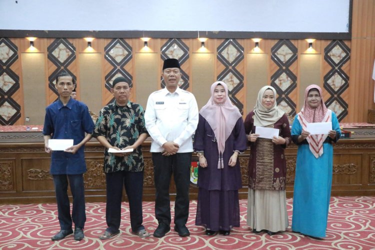 Pemko Pekanbaru Menyalurkan Zakat kepada Puluhan Tenaga Harian Lepas (THL) dan Masyarakat di Dua Kecamatan