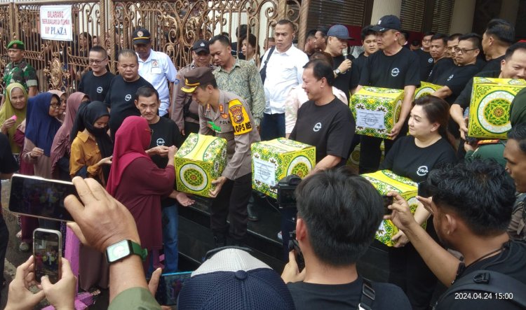 Bapak Sugianto Bagi-bagi Sembako kepada Masyarakat Tak Mampu di Kota Bagan Siapi-api