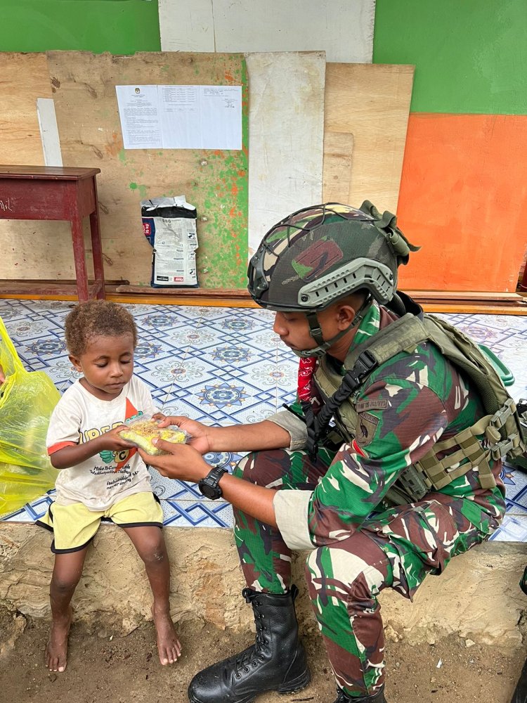 Satgas Yonif 762/VYS Bagikan Makanan kepada Anak-Anak Kampung Metbesa