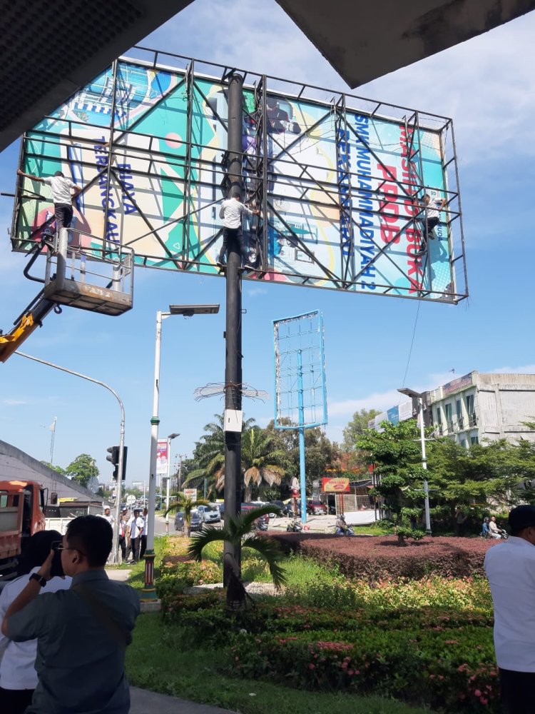 Bapenda dan Satpol PP Pekanbaru Tertibkan Reklame Tak Berizin di Jalan Soekarno-Hatta
