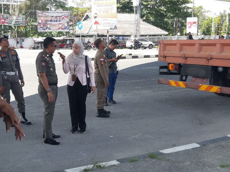 Bapenda dan Satpol PP Pekanbaru Tertibkan Reklame Tak Berizin di Jalan Soekarno-Hatta