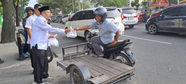 Berbagi Takjil, Kanwil Kemenag Riau Salurkan 150 Paket Kemasyarakat