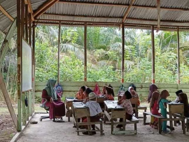 Jhony Charles Tegaskan Tak Boleh Ada Lagi Sekolah "Laskar Pelangi" di Rohil