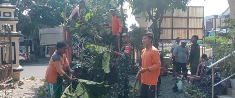 Babinsa Serengan Ajak Warga Bersih-Bersih Kantor Kelurahan