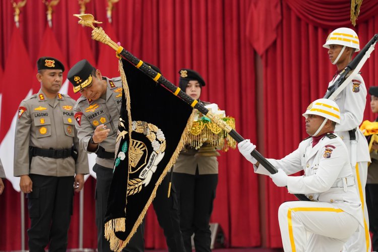 Polda Riau Gelar Upacara Pemuliaan Nilai-Nilai Luhur Tribrata dan Pencucian Pataka “Tuah Sakti Hamba Negeri"