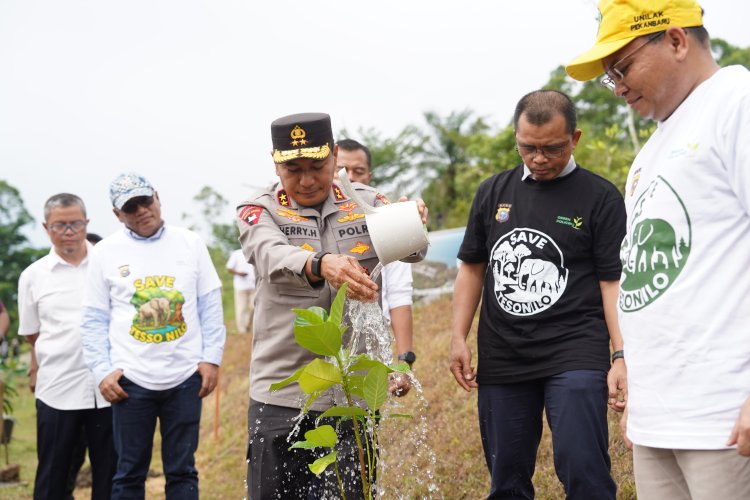 Bersinergi Hijaukan Riau, Kapolda Tanam Ratusan Pohon di Lingkungan Kampus
