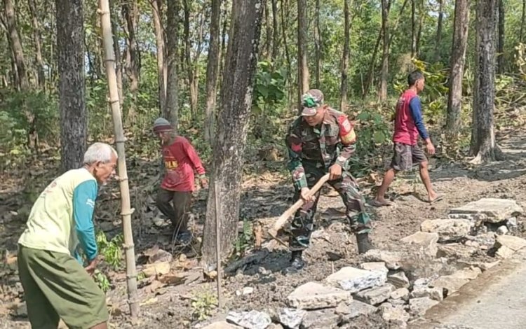 Babinsa Kemusu dan Warga Gotong Royong Perbaiki Jalan Desa