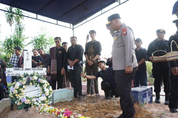 Gugur Saat Tugas Padamkan Karhutla, Iptu Anumerta Donald Dimakamkan Secara Kedinasan