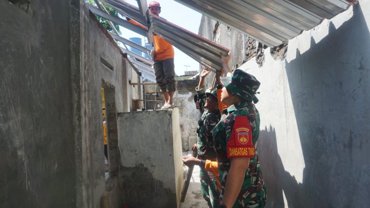 Dansatgas TMMD 125 Kodim Surakarta Turun Bantu Renovasi RTLH