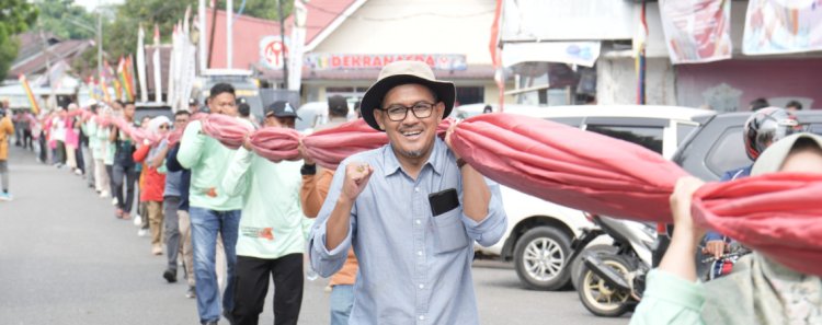 Bendera Merah Putih Sepanjang 2 Km Hiasi Arena Pacu Jalur Kuansing 2025